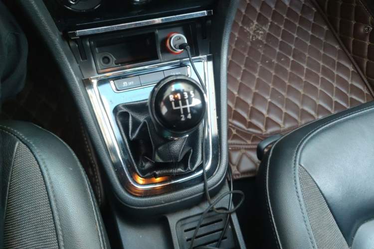 Used Volkswagen Bora 2015 Zhuihui Edition 1.6L Manual Comfort Model Gear Lever