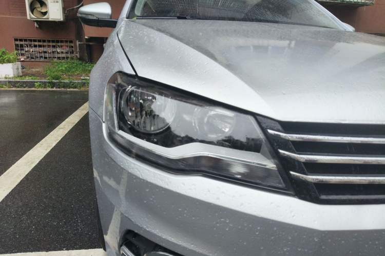 Used Volkswagen Bora 2015 Value Edition 1.6L Automatic Comfort Version Right Front Headlight
