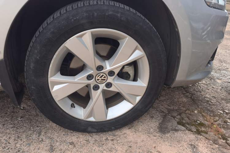 Used Volkswagen Bora 2015 Value Edition 1.6L Automatic Comfort Version Right Front Wheel Hub