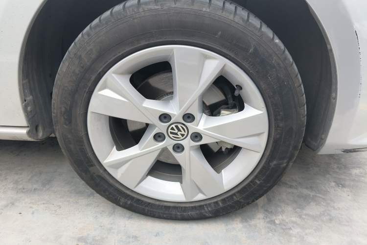 Used Volkswagen Bora 2015 Value Edition 1.6L Automatic Comfort Version Right Front Wheel Hub