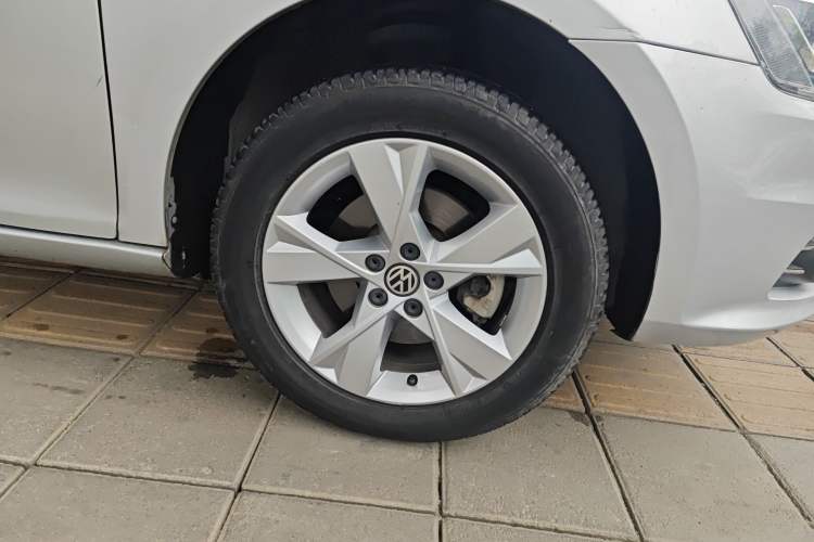 Used Volkswagen Bora 2015 Value Edition 1.6L Manual Fashionable Style Right Front Wheel Hub
