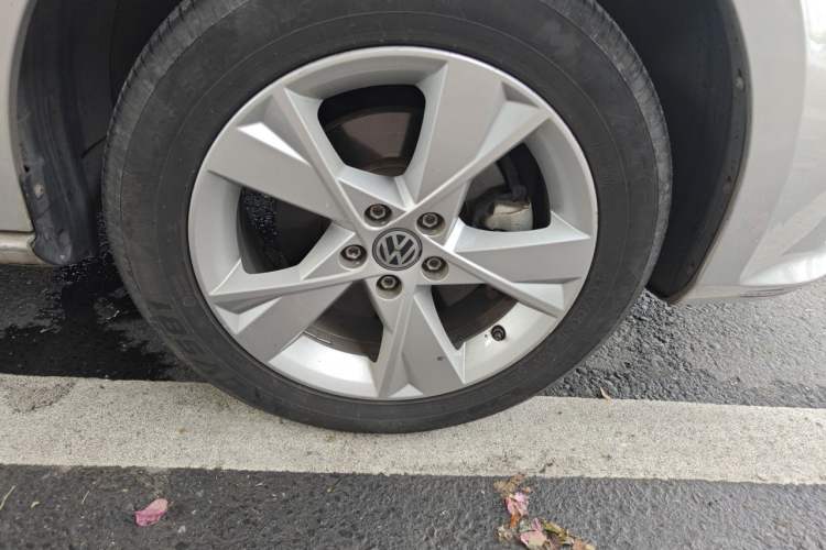 Used Volkswagen Bora 2015 Value Edition 1.6L Automatic Comfort Version Right Front Wheel Hub