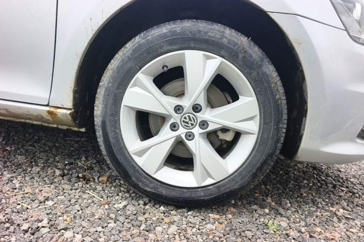 Used Volkswagen Bora 2015 Value Edition 1.6L Automatic Comfort Version Right Front Wheel Hub