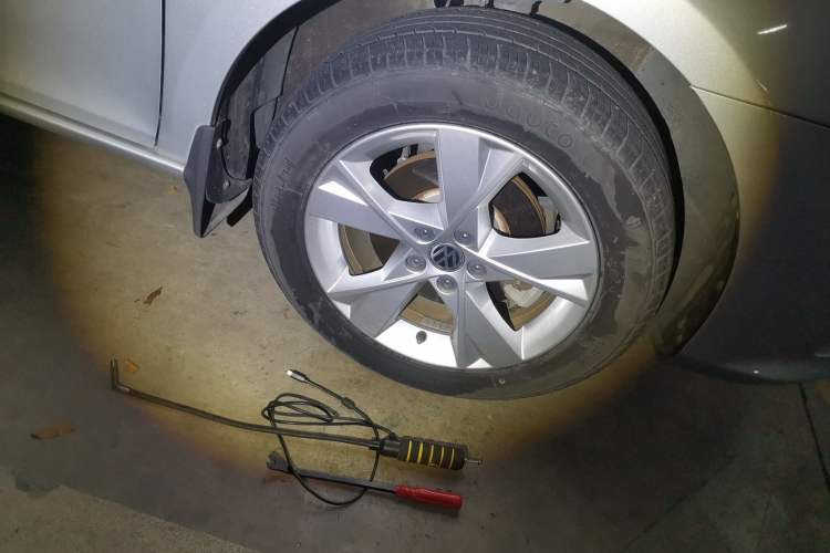 Used Volkswagen Bora 2015 Value Edition 1.6L Automatic Comfort Version Right Front Wheel Hub