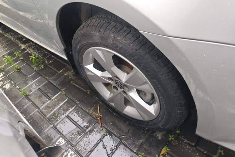 Used Volkswagen Bora 2015 Value Edition 1.6L Manual Fashionable Style Right Front Wheel Hub