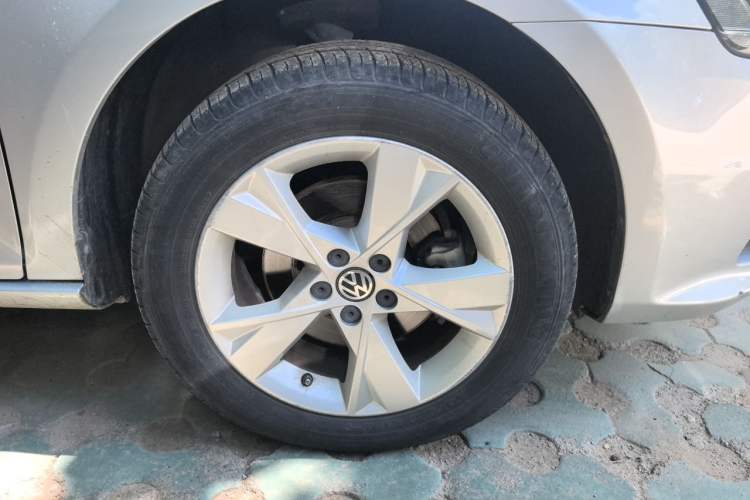 Used Volkswagen Bora 2015 Value Edition 1.6L Manual Fashionable Style Right Front Wheel Hub