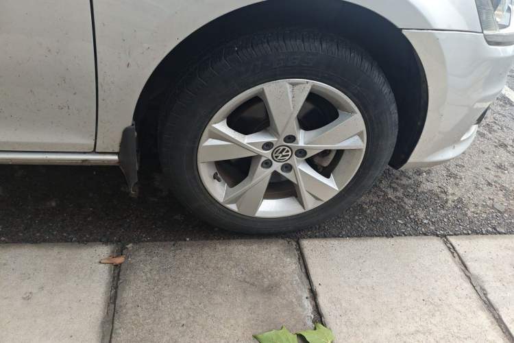 Used Volkswagen Bora 2015 Zhuihui Edition 1.6L Manual Comfort Model Right Front Wheel Hub