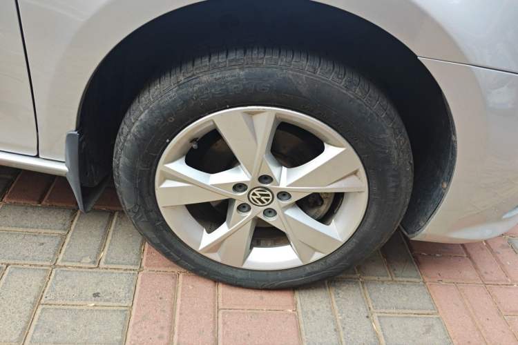 Used Volkswagen Bora 2015 Zhuihui Edition 1.6L Manual Comfort Model Right Front Wheel Hub