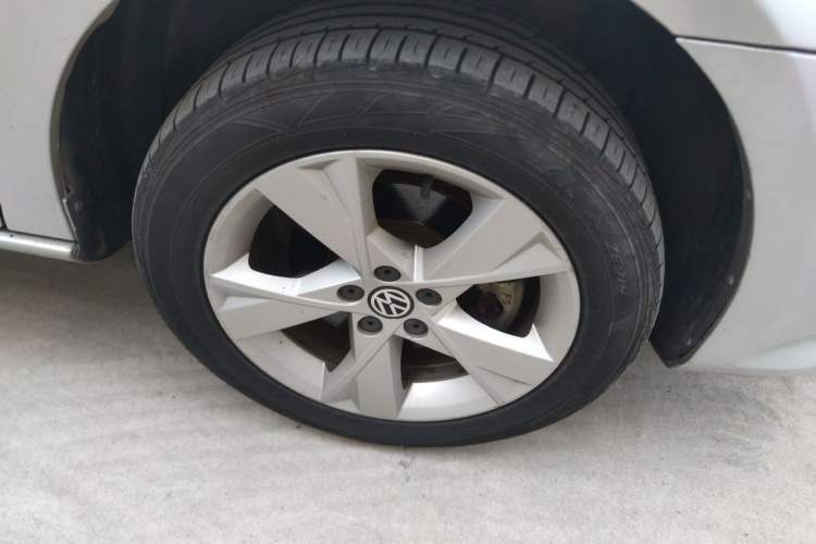 Used Volkswagen Bora 2015 Zhuihui Edition 1.6L Manual Comfort Model Right Front Wheel Hub