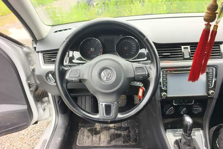 Used Volkswagen Bora 2015 Value Edition 1.6L Automatic Comfort Version Steering Wheel