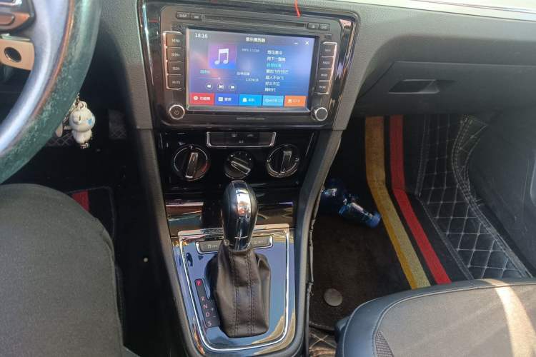 Used Volkswagen Bora 2015 Value Edition 1.6L Automatic Comfort Version Audio And AC Panel