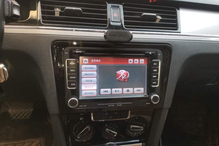 Used Volkswagen Bora 2015 Value Edition 1.6L Automatic Comfort Version Audio And AC Panel