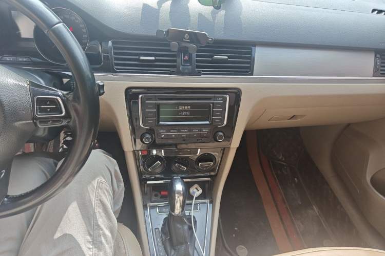Used Volkswagen Bora 2015 Value Edition 1.6L Automatic Comfort Version Audio And AC Panel