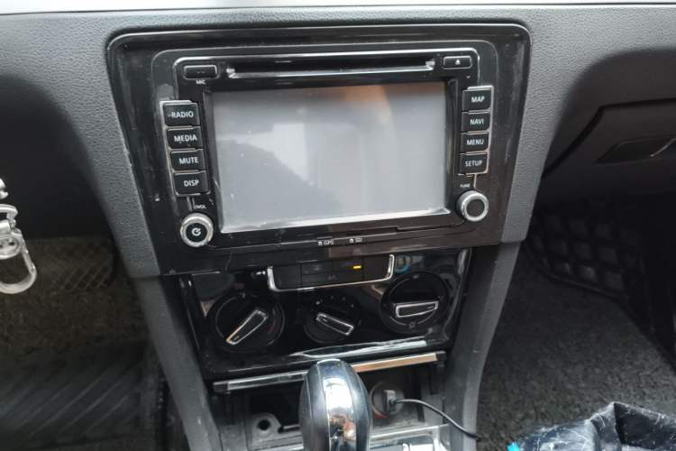 Used Volkswagen Bora 2015 Value Edition 1.6L Automatic Comfort Version Audio And AC Panel