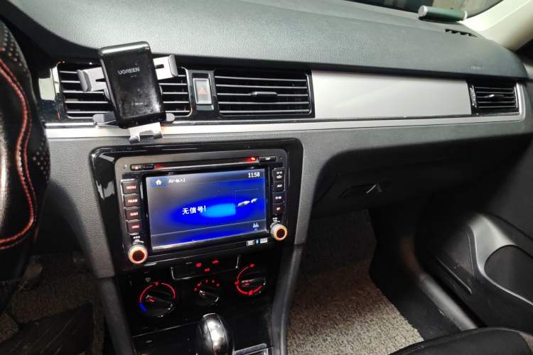 Used Volkswagen Bora 2015 Value Edition 1.6L Automatic Comfort Version Audio And AC Panel