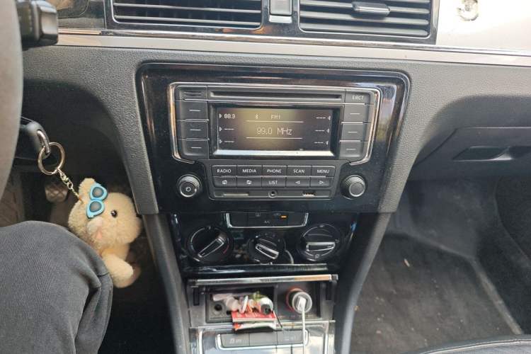 Used Volkswagen Bora 2015 Zhuihui Edition 1.6L Manual Comfort Model Audio And AC Panel