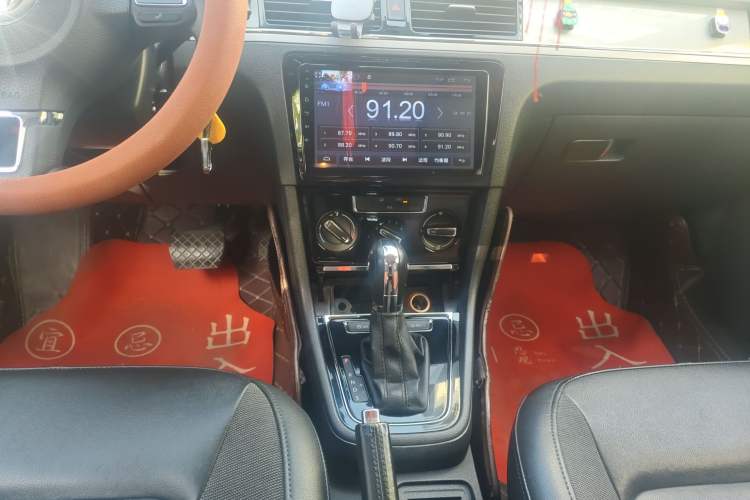 Used Volkswagen Bora 2015 Value Edition 1.6L Automatic Comfort Version Audio And AC Panel