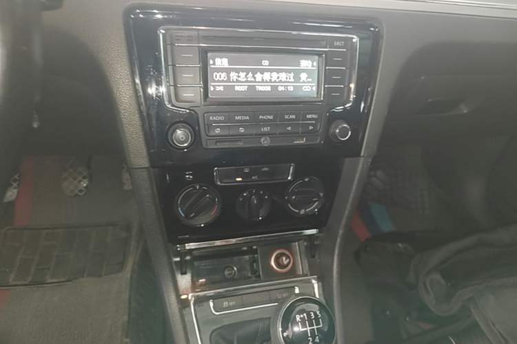 Used Volkswagen Bora 2015 Value Edition 1.6L Manual Fashionable Style Audio And AC Panel