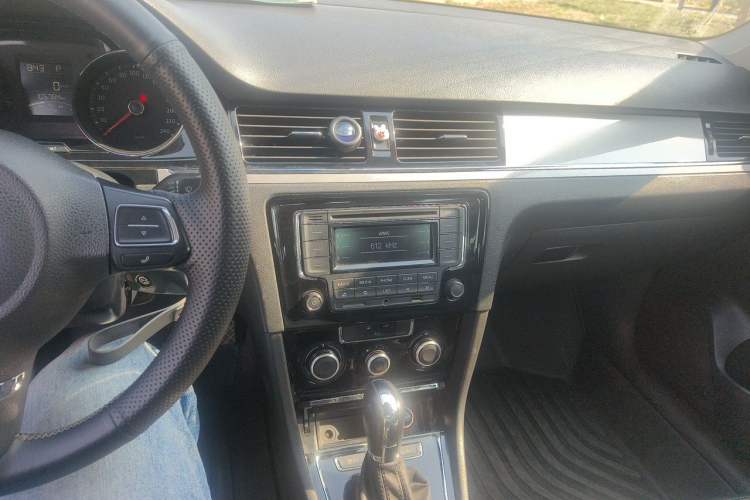 Used Volkswagen Bora 2015 Value Edition 1.6L Automatic Comfort Version Audio And AC Panel