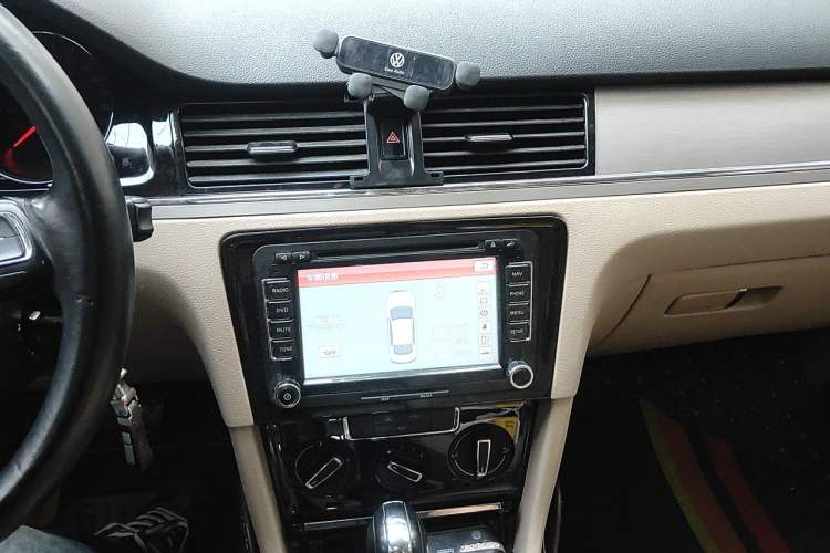 Used Volkswagen Bora 2015 Value Edition 1.6L Automatic Comfort Version Audio And AC Panel