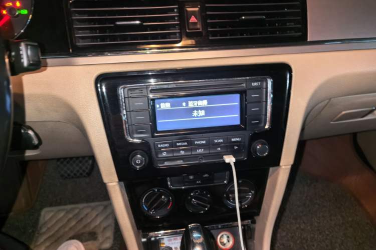 Used Volkswagen Bora 2015 Value Edition 1.6L Automatic Comfort Version Audio And AC Panel