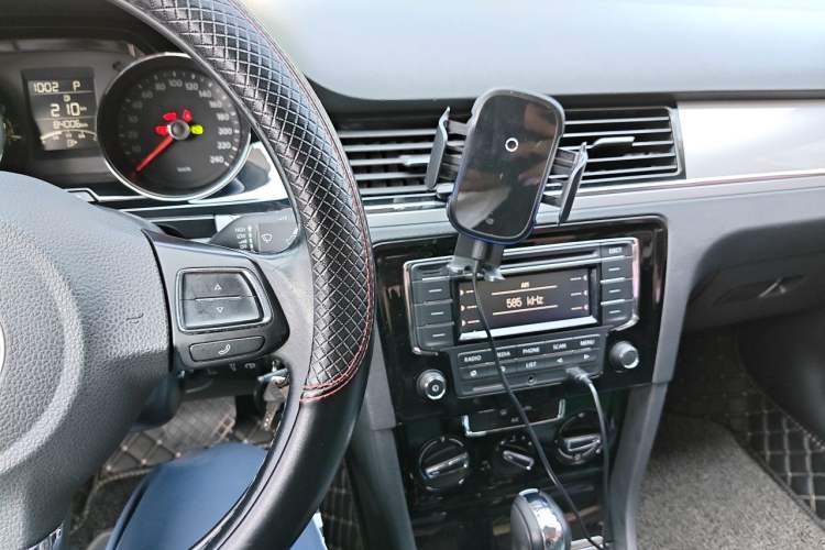 Used Volkswagen Bora 2015 Value Edition 1.6L Automatic Comfort Version Audio And AC Panel