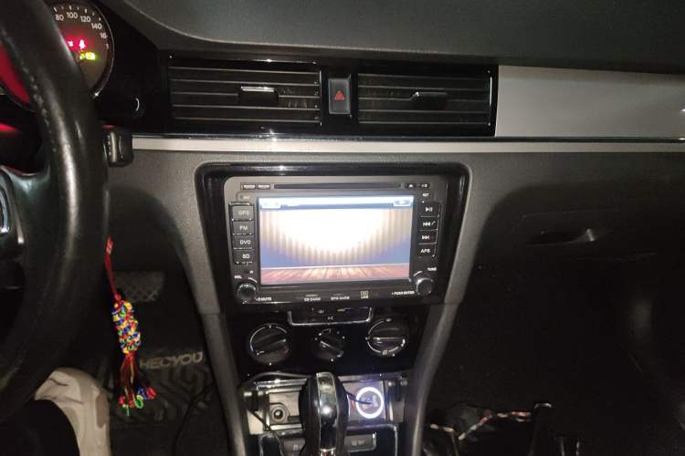 Used Volkswagen Bora 2015 Value Edition 1.6L Automatic Comfort Version Audio And AC Panel