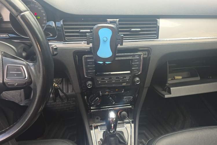 Used Volkswagen Bora 2015 Value Edition 1.6L Automatic Comfort Version Audio And AC Panel