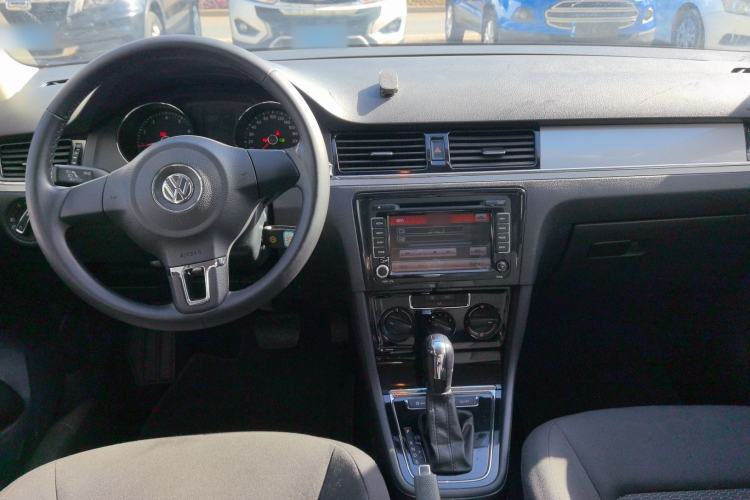 Used Volkswagen Bora 2015 Qihui Edition 1.6L Automatic Fashion Model Center Console