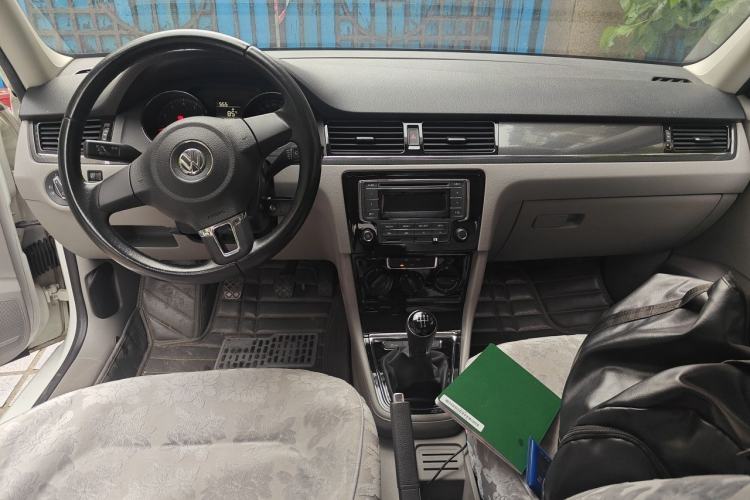 Used Volkswagen Bora 2015 Value Edition 1.6L Manual Fashionable Style Center Console