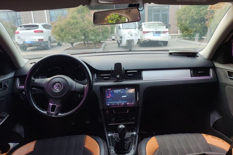 Used Volkswagen Bora 2015 Value Edition 1.6L Manual Fashionable Style Center Console