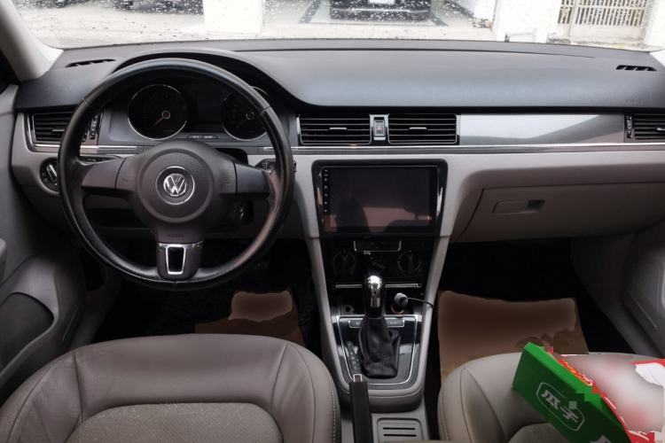 Used Volkswagen Bora 2015 Qihui Edition 1.6L Automatic Fashion Model Center Console