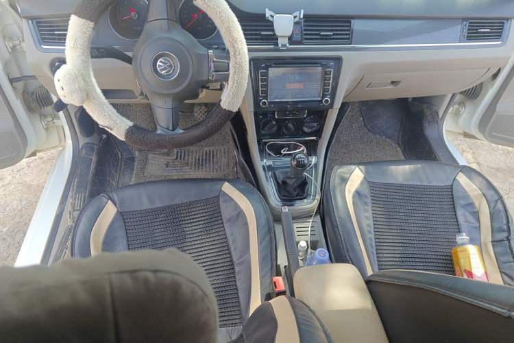 Used Volkswagen Bora 2015 Value Edition 1.6L Manual Fashionable Style Center Console