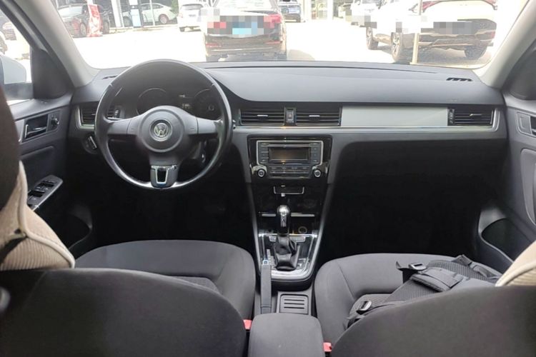 Used Volkswagen Bora 2015 Qihui Edition 1.6L Automatic Fashion Model Center Console