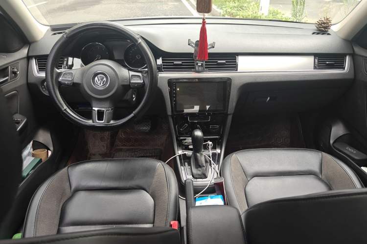 Used Volkswagen Bora 2015 Value Edition 1.6L Automatic Comfort Version Center Console