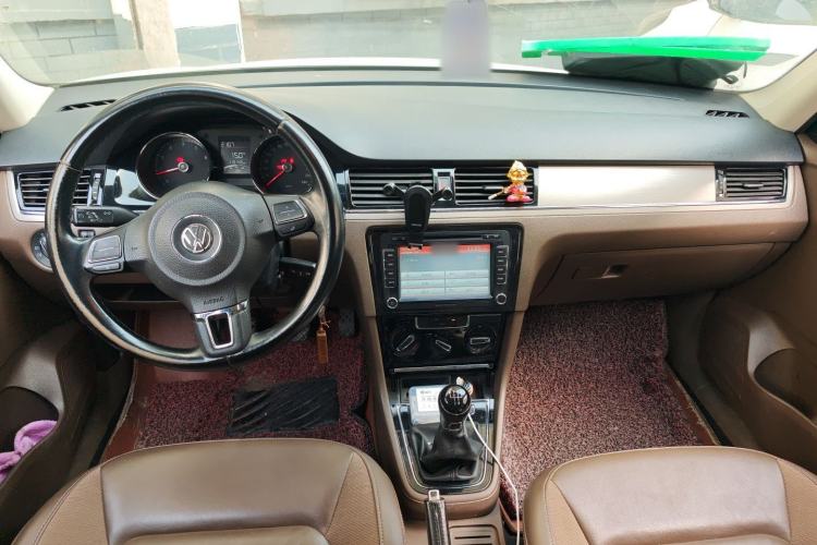 Used Volkswagen Bora 2015 Zhuihui Edition 1.6L Manual Comfort Model Center Console