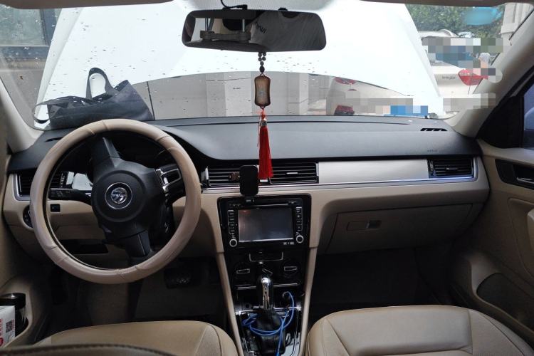 Used Volkswagen Bora 2015 Qihui Edition 1.6L Automatic Fashion Model Center Console