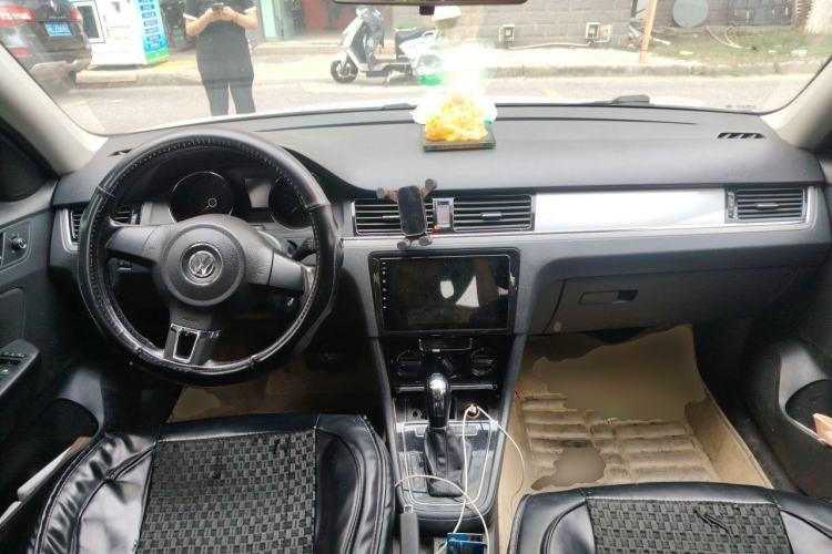 Used Volkswagen Bora 2015 Qihui Edition 1.6L Automatic Fashion Model Center Console