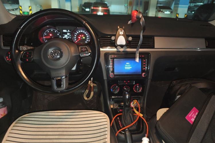 Used Volkswagen Bora 2015 Qihui Edition 1.6L Automatic Fashion Model Center Console