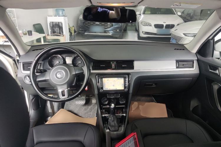 Used Volkswagen Bora 2015 Qihui Edition 1.6L Automatic Fashion Model Center Console