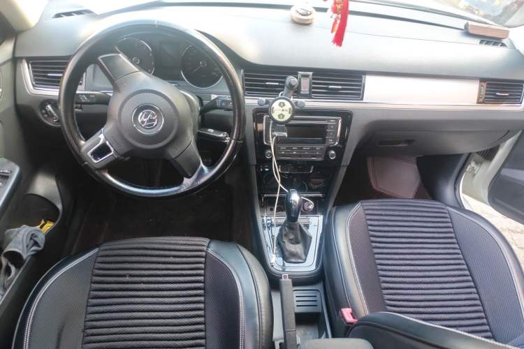 Used Volkswagen Bora 2015 Qihui Edition 1.6L Automatic Fashion Model Center Console