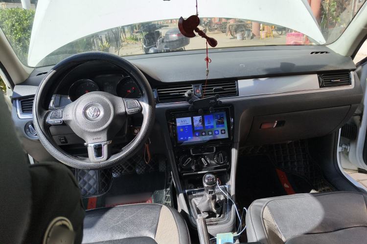Used Volkswagen Bora 2015 Zhuihui Edition 1.6L Manual Comfort Model Center Console