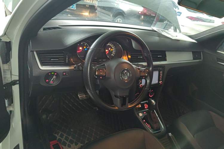 Used Volkswagen Bora 2015 Value Edition 1.4TSI Automatic Sportline Center Console