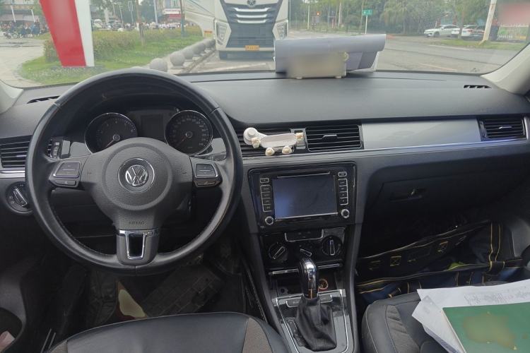 Used Volkswagen Bora 2015 Value Edition 1.6L Automatic Comfort Version Center Console