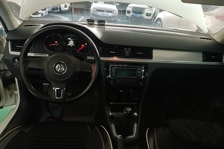 Used Volkswagen Bora 2015 Value Edition 1.6L Manual Fashionable Style Center Console