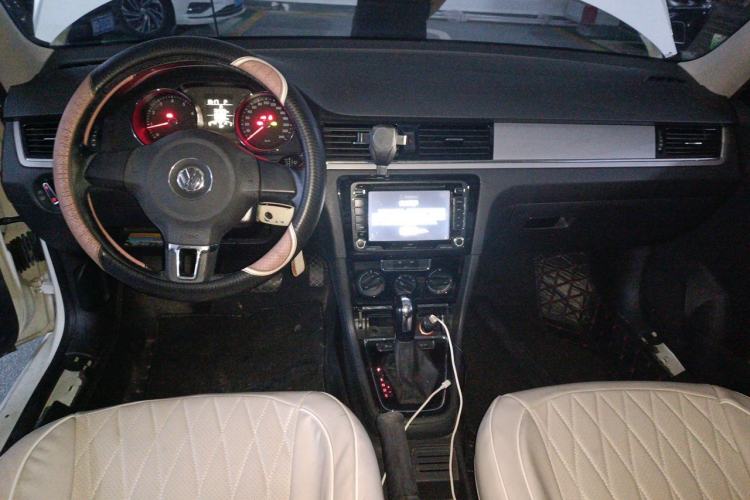 Used Volkswagen Bora 2015 Qihui Edition 1.6L Automatic Fashion Model Center Console