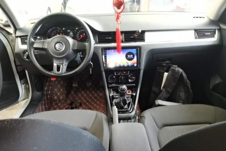 Used Volkswagen Bora 2015 Value Edition 1.6L Manual Fashionable Style Center Console