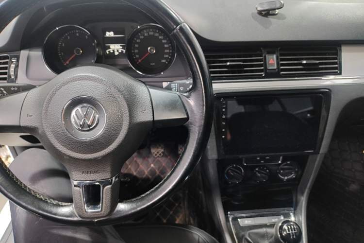 Used Volkswagen Bora 2015 Value Edition 1.6L Manual Fashionable Style Center Console