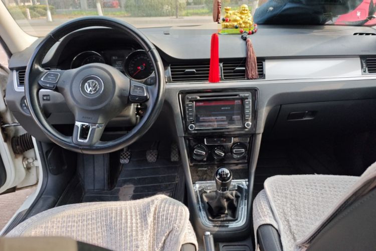 Used Volkswagen Bora 2015 Zhuihui Edition 1.6L Manual Comfort Model Center Console