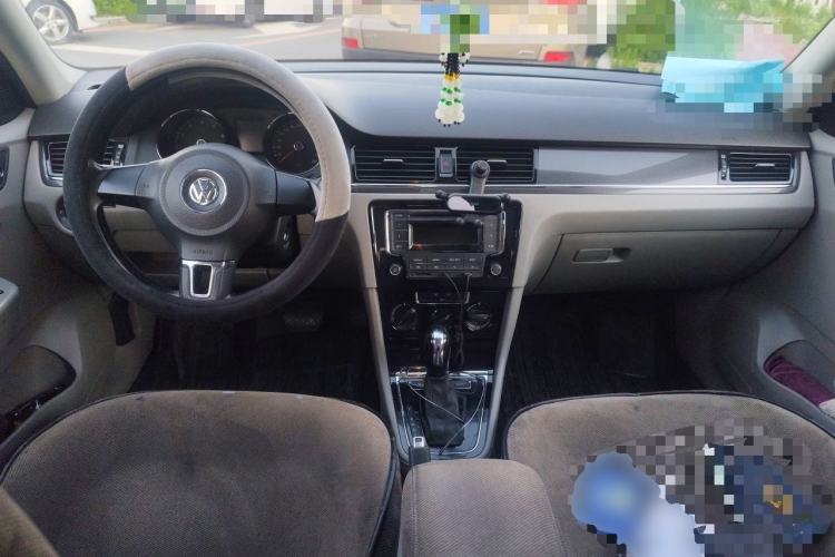 Used Volkswagen Bora 2015 Qihui Edition 1.6L Automatic Fashion Model Center Console